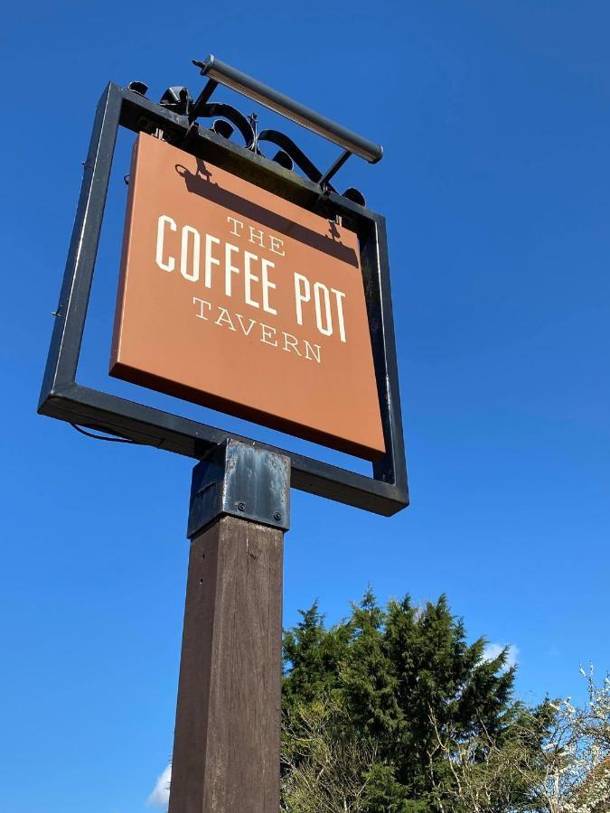 The Coffee Pot Tavern Bed & Breakfast Potterspury Exterior photo